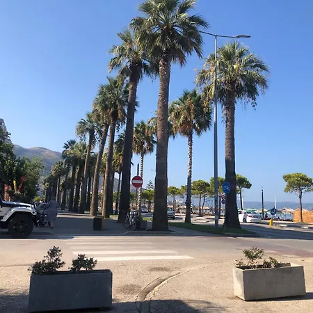 Val 'vlora Lungomare 公寓 *